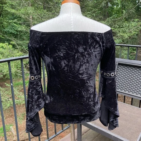 Lumie black velvet bell sleeved top with silver accents, off the shoulder sz S - Picture 3 of 4